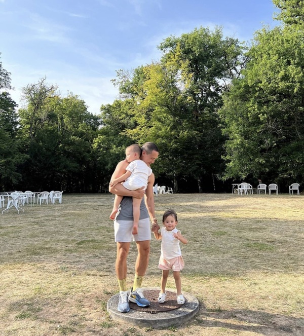 Nhóc tỳ sao Việt đi nước ngoài nghỉ hè: Hà Anh - Hà Hồ đưa con về quê chồng, 1 ái nữ được vi vu Châu Âu-5