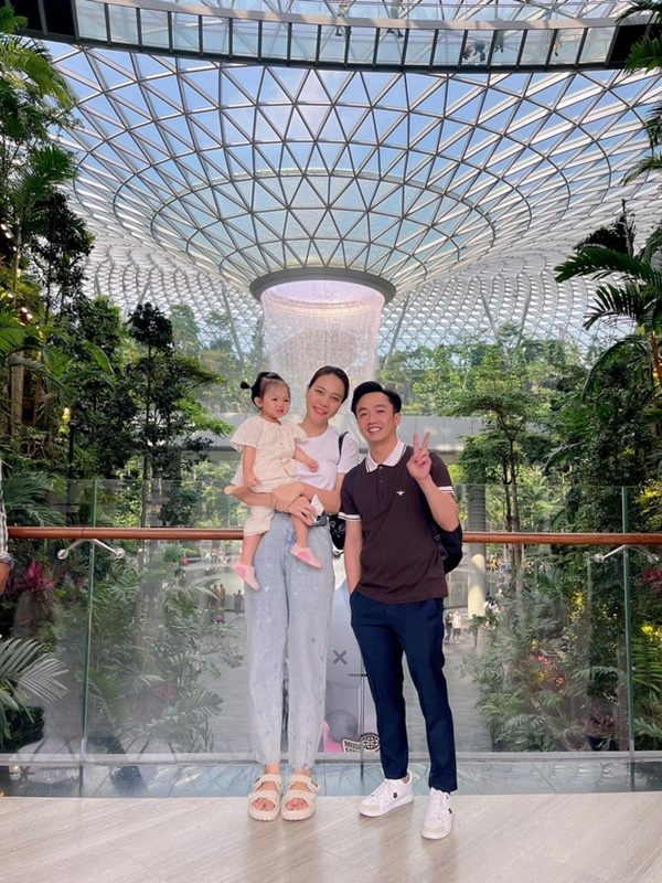 Nhóc tỳ sao Việt đi nước ngoài nghỉ hè: Hà Anh - Hà Hồ đưa con về quê chồng, 1 ái nữ được vi vu Châu Âu-16