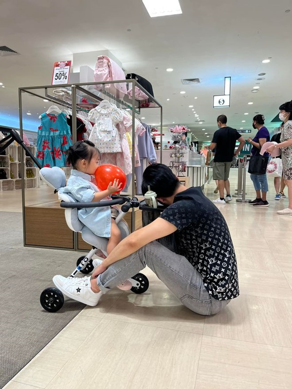 Nhóc tỳ sao Việt đi nước ngoài nghỉ hè: Hà Anh - Hà Hồ đưa con về quê chồng, 1 ái nữ được vi vu Châu Âu-19