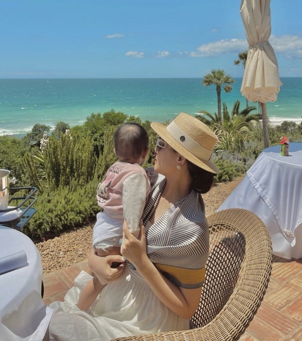 Nhóc tỳ sao Việt đi nước ngoài nghỉ hè: Hà Anh - Hà Hồ đưa con về quê chồng, 1 ái nữ được vi vu Châu Âu-21