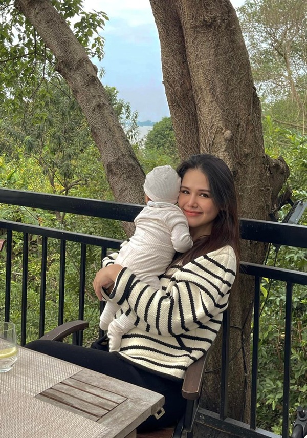 Nhóc tỳ sao Việt đi nước ngoài nghỉ hè: Hà Anh - Hà Hồ đưa con về quê chồng, 1 ái nữ được vi vu Châu Âu-24