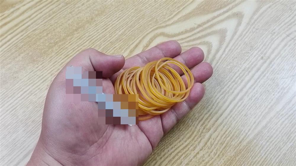 Dây chun không chỉ dùng để buộc tóc mà còn có tác dụng thần kỳ, giải quyết vấn đề nan giải mà mọi gia đình thường gặp phải-1