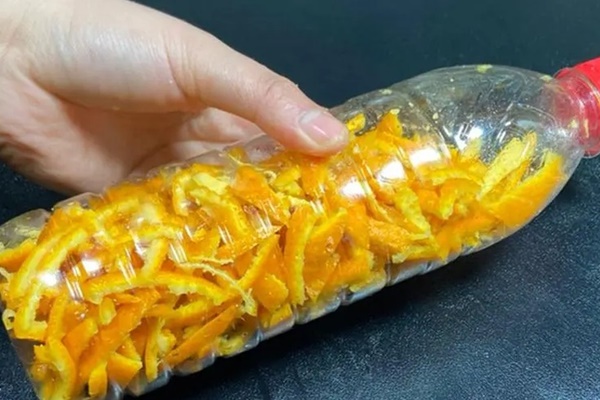 Thả vỏ cam vào chai nước rỗng, ai nhìn cũng tưởng rỗi hơi mà không biết làm theo sẽ tiết kiệm cả triệu-2