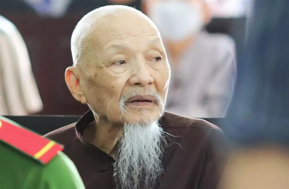 Ông Lê Tùng Vân: Nhà tôi toàn người tài, vài phút làm được bài thơ-1