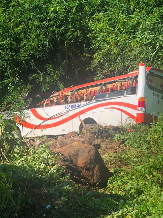 Hiện trường vụ xe khách chở 27 người lao xuống vực trên đèo Đại Ninh-1