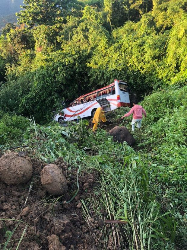 Hiện trường vụ xe khách chở 27 người lao xuống vực trên đèo Đại Ninh-3