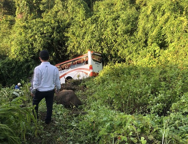 Hiện trường vụ xe khách chở 27 người lao xuống vực trên đèo Đại Ninh-4