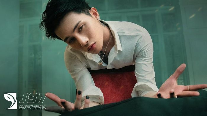 Ca sĩ Việt liên tục bị chỉ trích vì MV phản cảm, đạo nhái-1