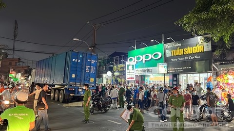 Thanh niên vượt ẩu khiến vợ sắp cưới bị xe container cán tử vong-1