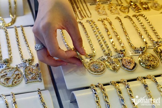 Giá vàng hôm nay 24/7: Suốt tuần biến động động, sống trong lo sợ