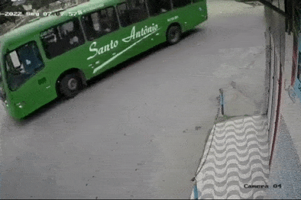 Ngã trúng bánh xe buýt đang chạy, người đàn ông may mắn thoát chết khó tin