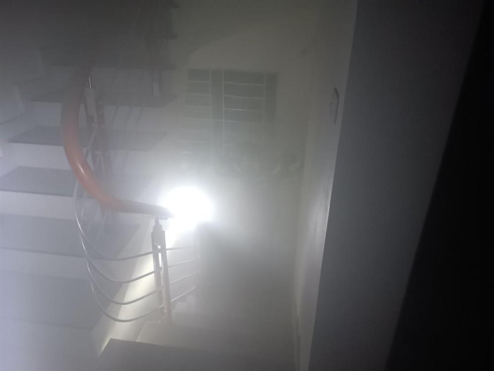 Cứu 9 người mắc kẹt trong ngôi nhà bị cháy lúc nửa đêm ở Hà Nội-2