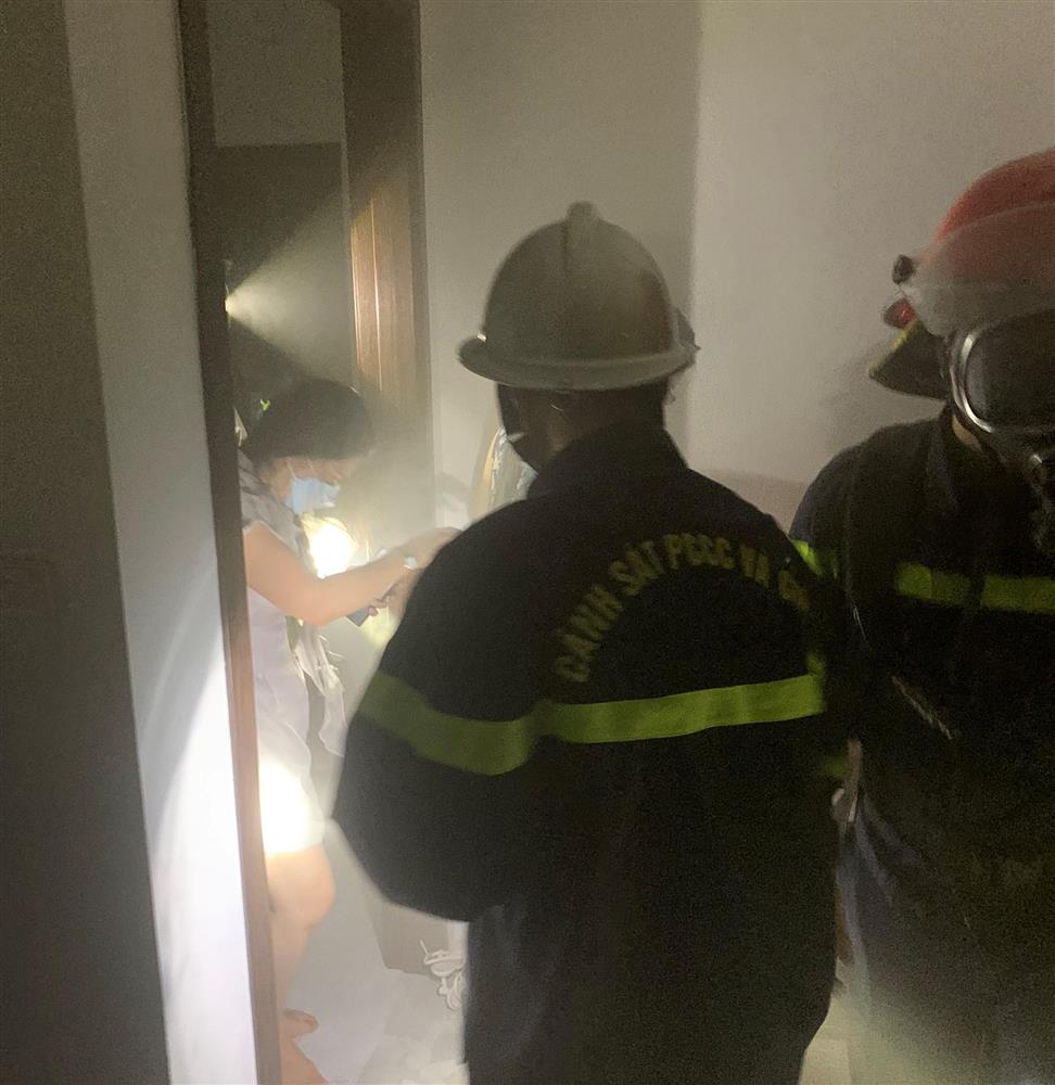 Cứu 9 người mắc kẹt trong ngôi nhà bị cháy lúc nửa đêm ở Hà Nội-4