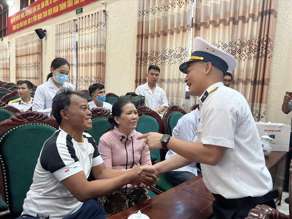 12 ngày trôi dạt trên biển của 5 ngư dân Bình Thuận: Ăn bất cứ thứ gì nổi trên biển, cả rác thải!-5