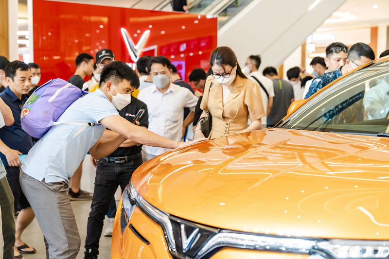 Hàng nghìn khách xếp hàng lái thử VF 8, nhiều người chốt cọc sớm-2