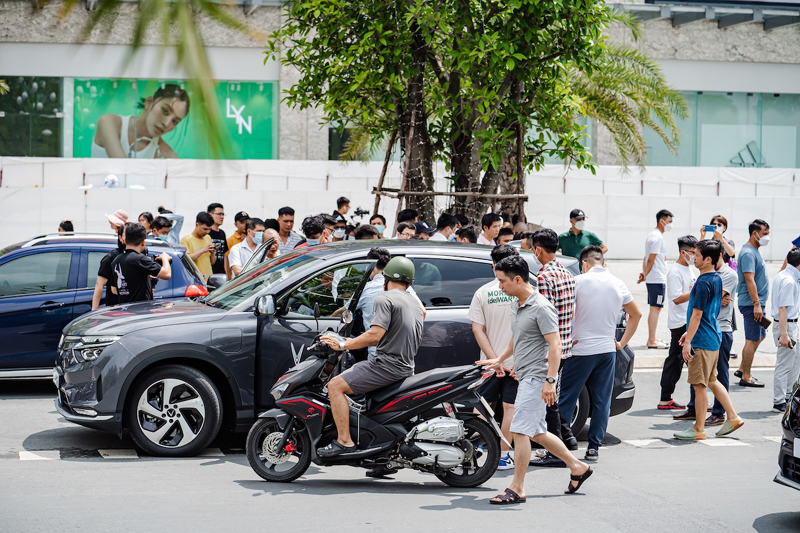 Hàng nghìn khách xếp hàng lái thử VF 8, nhiều người chốt cọc sớm-4