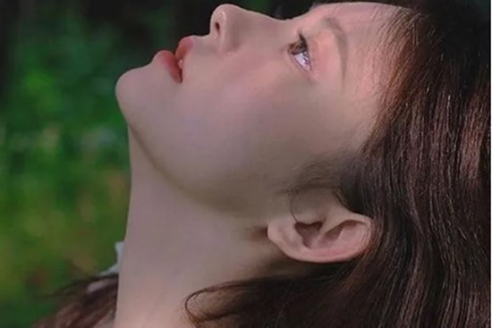 Đêm tân hôn, tôi ôm những món quà dì ruột tặng mà bật khóc nức nở