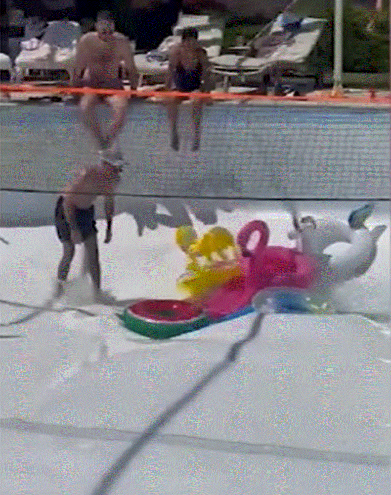 CLIP: Kinh hãi đáy hồ bơi bất ngờ há miệng, cuốn chết người trong vài giây-1