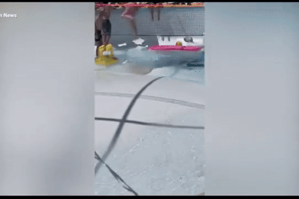 CLIP: Kinh hãi đáy hồ bơi bất ngờ 