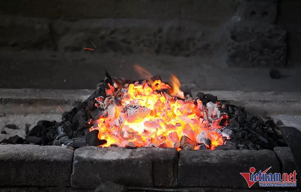 Làng bên bờ biển xứ Nghệ: Trời nắng 40 độ, mặc 3 lớp áo suốt ngày ngồi quạt than-2