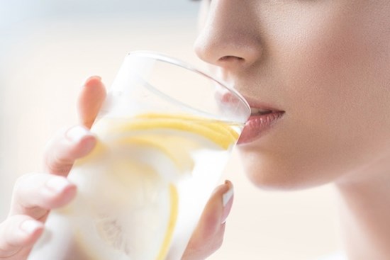 Uống nhiều nước chanh để giảm cân có thể gây ra 4 tác dụng phụ không ngờ