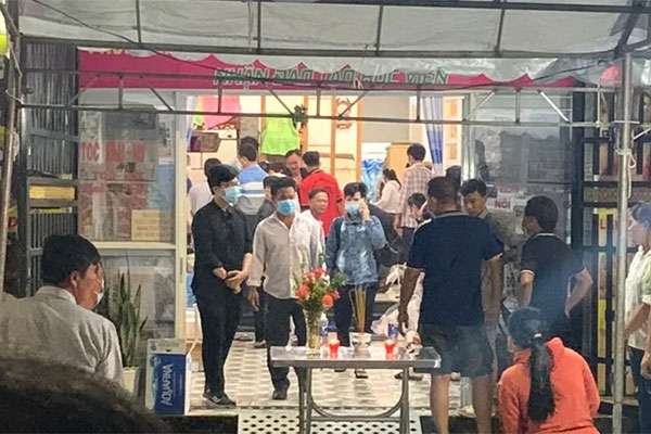 Người thân xót xa khi chứng kiến 6 thi thể lần lượt được đưa về nhà xác-3