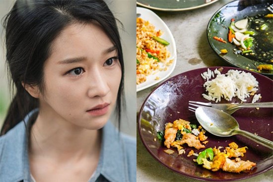 Tôi cho con bú xong, nhìn mâm cơm nhà chỉ còn lại thức ăn thừa mà 