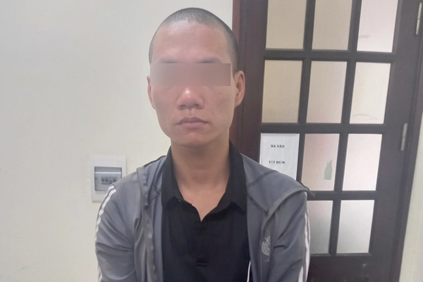 Người đàn ông lao từ trong nhà ra tung cước hạ gục tên trộm như trong phim-1