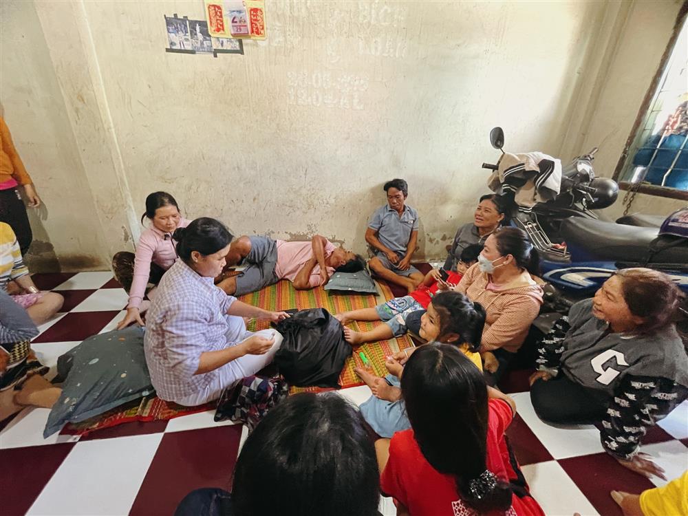 Thuyền viên sống sót kỳ diệu sau 12 ngày lênh đênh trên biển trở về trong vòng tay gia đình: 20 trái táo vớt được đã cứu sống chúng tôi-1