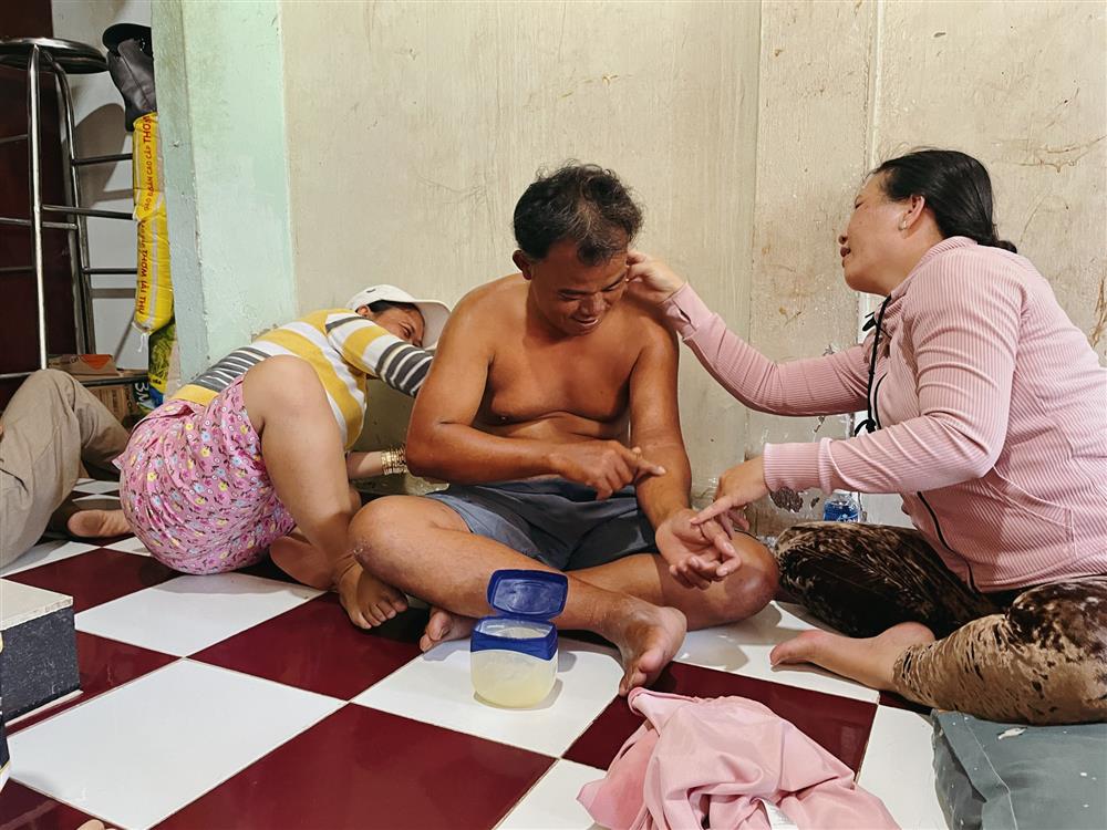 Thuyền viên sống sót kỳ diệu sau 12 ngày lênh đênh trên biển trở về trong vòng tay gia đình: 20 trái táo vớt được đã cứu sống chúng tôi-2