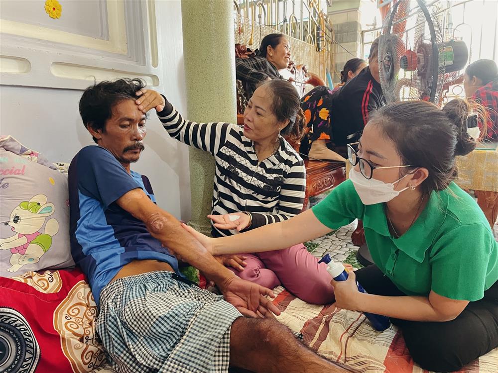 Thuyền viên sống sót kỳ diệu sau 12 ngày lênh đênh trên biển trở về trong vòng tay gia đình: 20 trái táo vớt được đã cứu sống chúng tôi-7