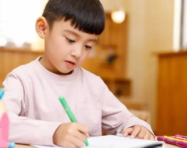 Những THÓI QUEN xấu của cha mẹ tưởng vô hại nhưng lại ảnh hưởng nghiêm trọng: Khiến con tự ti, sống không có phép tắc-1