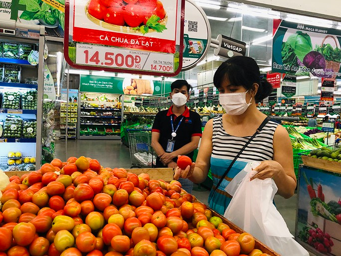 Giá hàng hóa vẫn leo thang, bất chấp xăng lao dốc-1