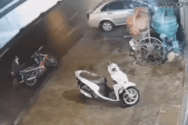 Thanh niên 20 tuổi trộm 2 ô tô, 13 xe đạp để ra oai với bạn gái-2