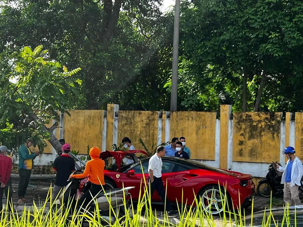 Ferrari Việt Nam lên tiếng vụ tai nạn siêu xe 488 GTB đâm gốc cây ở Hà Nội-1