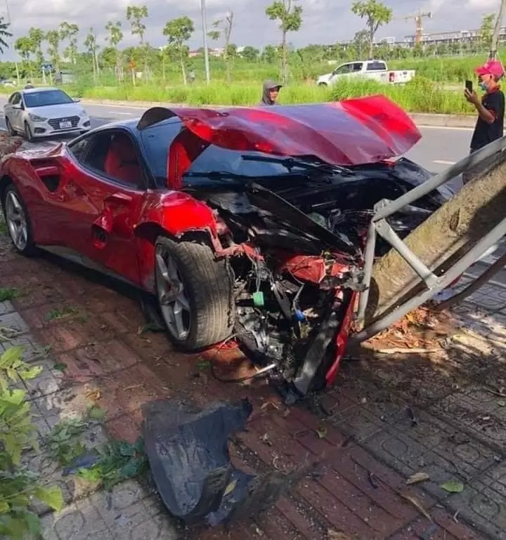 Ferrari Việt Nam lên tiếng vụ tai nạn siêu xe 488 GTB đâm gốc cây ở Hà Nội-2