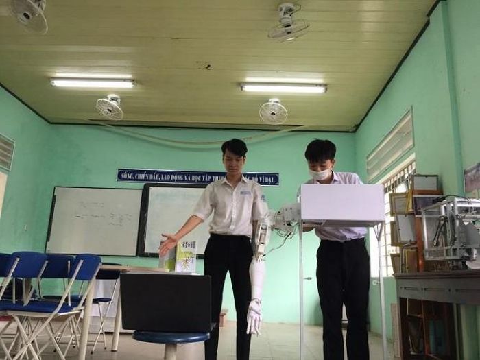 Nam sinh chế tạo cánh tay robot gây bất ngờ với điểm 10 môn Văn-2