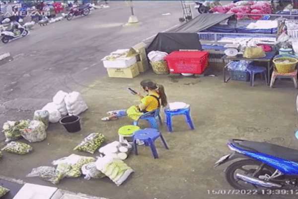 Đang ung dung ngồi bán hàng, cô gái bị quạt trần rơi trúng đầu