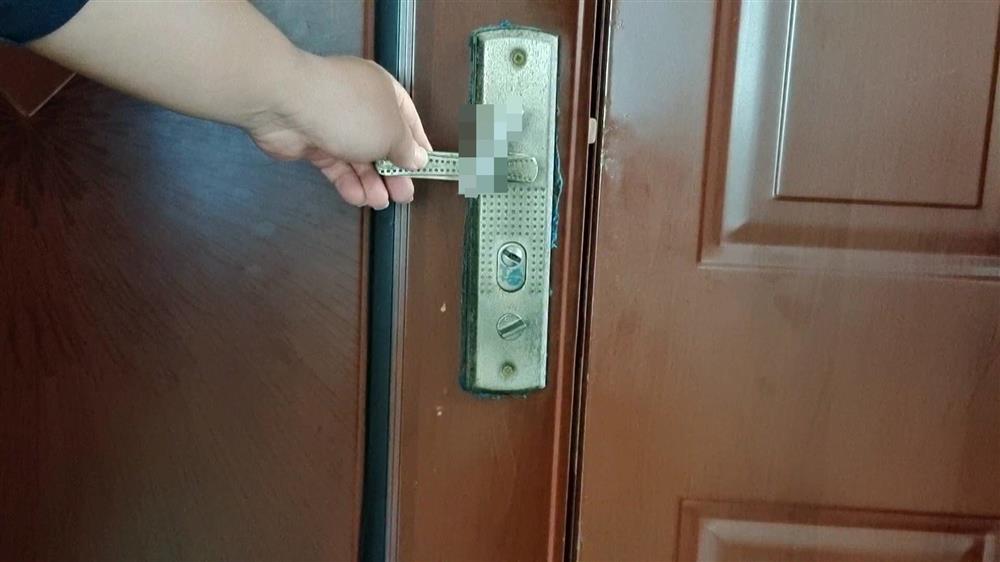 Trước khi đi ngủ nhớ treo một chiếc mắc áo vào tay nắm cửa, không phải mê tín nhưng những người&nbsp;ở một&nbsp;mình nên làm theo-1