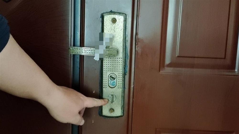 Trước khi đi ngủ nhớ treo một chiếc mắc áo vào tay nắm cửa, không phải mê tín nhưng những người&nbsp;ở một&nbsp;mình nên làm theo-2