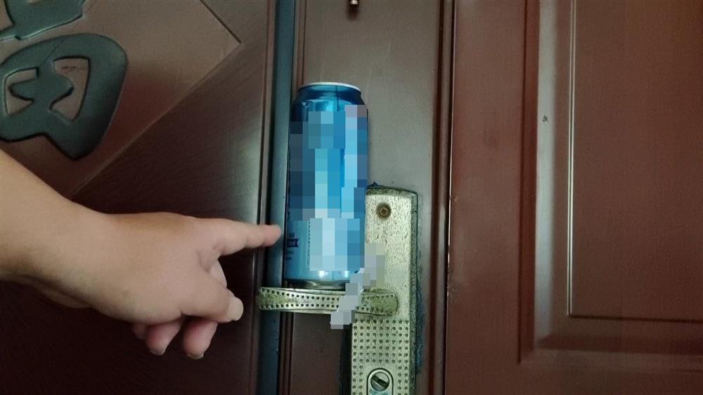 Trước khi đi ngủ nhớ treo một chiếc mắc áo vào tay nắm cửa, không phải mê tín nhưng những người ở một mình nên làm theo-3