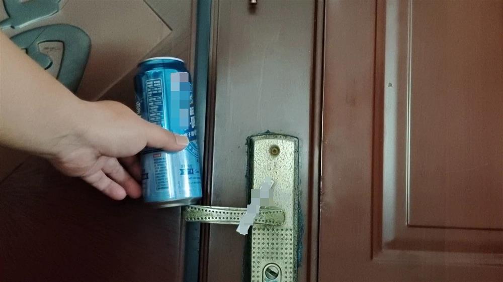 Trước khi đi ngủ nhớ treo một chiếc mắc áo vào tay nắm cửa, không phải mê tín nhưng những người&nbsp;ở một&nbsp;mình nên làm theo-4