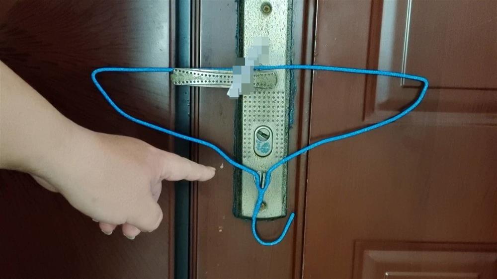 Trước khi đi ngủ nhớ treo một chiếc mắc áo vào tay nắm cửa, không phải mê tín nhưng những người ở một mình nên làm theo-5