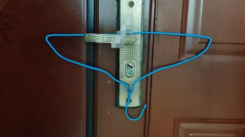 Trước khi đi ngủ nhớ treo một chiếc mắc áo vào tay nắm cửa, không phải mê tín nhưng những người&nbsp;ở một&nbsp;mình nên làm theo-6