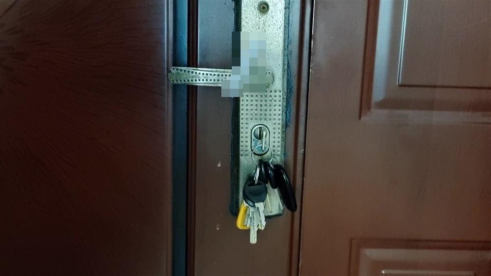 Trước khi đi ngủ nhớ treo một chiếc mắc áo vào tay nắm cửa, không phải mê tín nhưng những người&nbsp;ở một&nbsp;mình nên làm theo-7