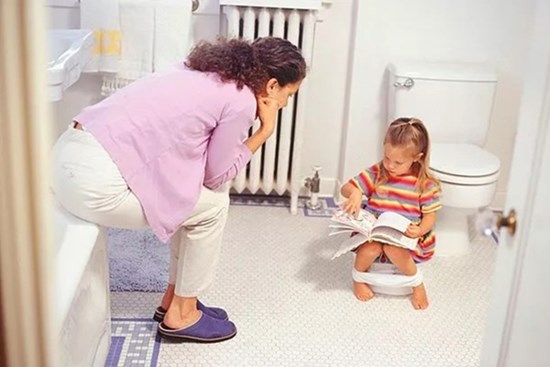 Bí kíp ''cai'' bỉm: Sai lầm lớn nhất này của bố mẹ chính là nguyên nhân khiến bé sợ hãi, khó kiểm soát việc đi vệ sinh