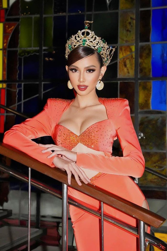 Quản lý hé lộ nguyên nhân vương miện 12 tỷ đồng của Hoa hậu Thùy Tiên gặp sự cố ở châu Âu-4