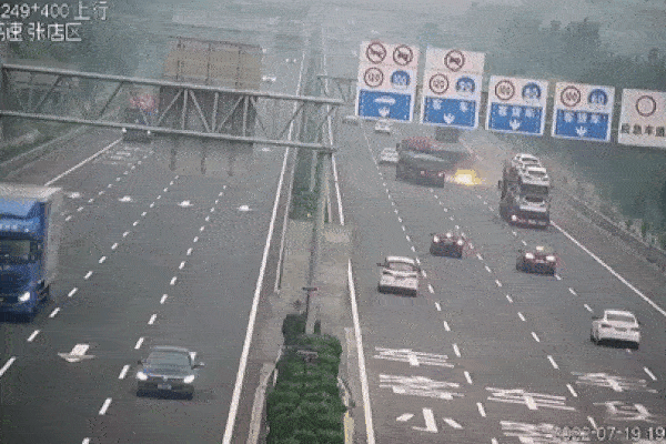 Lốp ô tô bất ngờ phát nổ kinh hoàng, 2 bé gái may mắn thoát nạn trong gang tấc-1