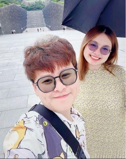 Thiện Nhân khoe ảnh sánh vai với tình đồng giới khi đi du lịch: Có anh bên đời bỗng vui-1