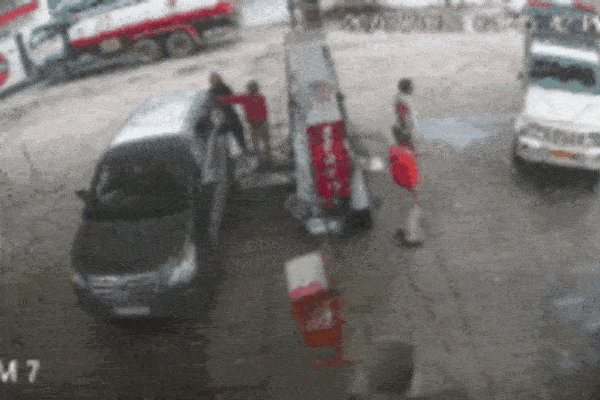 Xe buýt lao thẳng vào trạm xăng khiến nhiều người hoảng sợ bỏ chạy